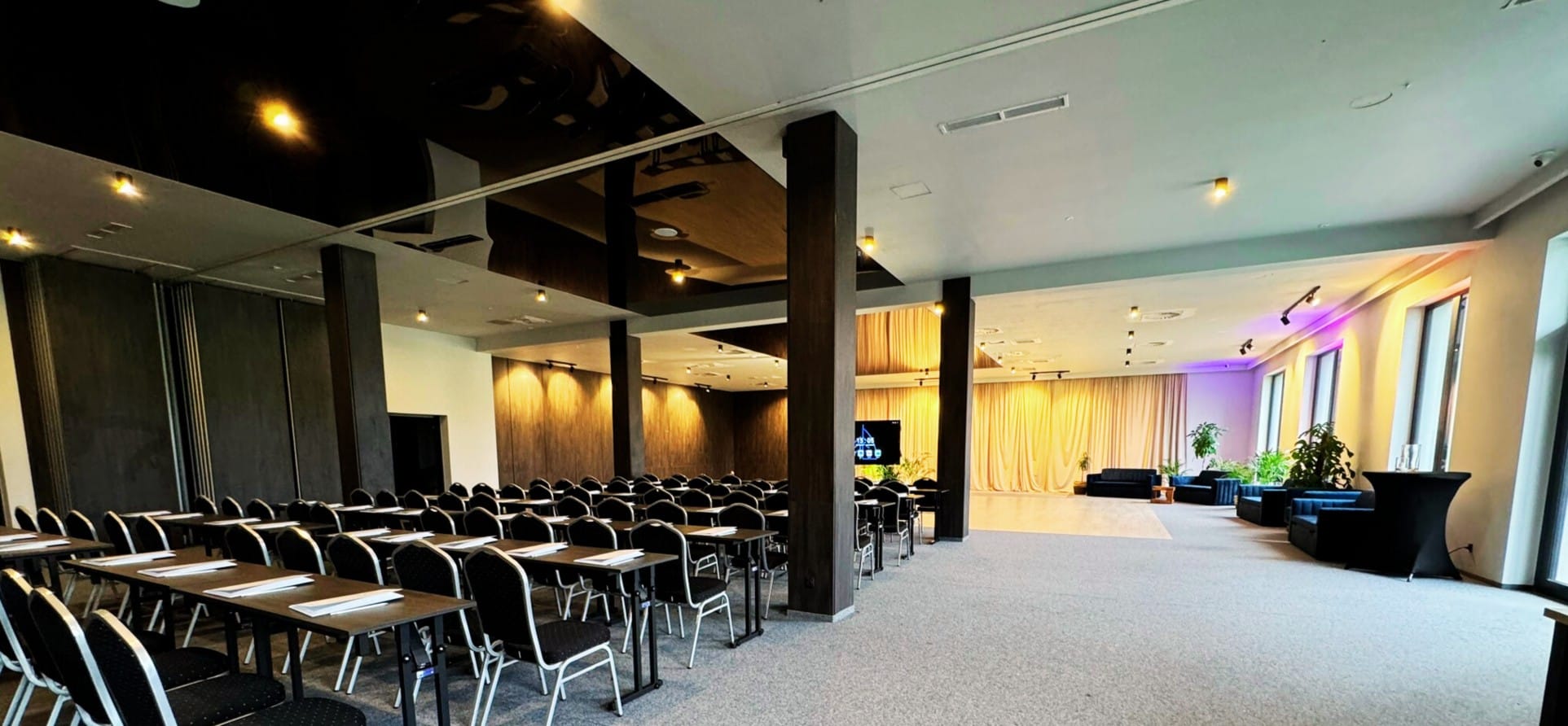 sala-konferencyjna-z-telewizorem